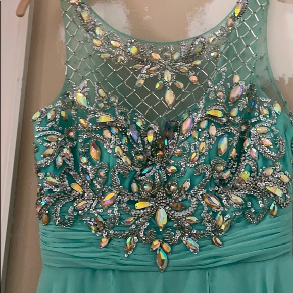 Formal green gown w/ protective bag - Picture 10 of 10